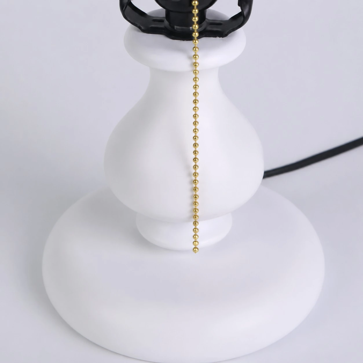 Tiffany-style stained glass table lamp